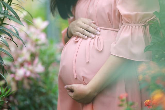 Mujer embarazada mostrando su vientre, destacando el embarazo