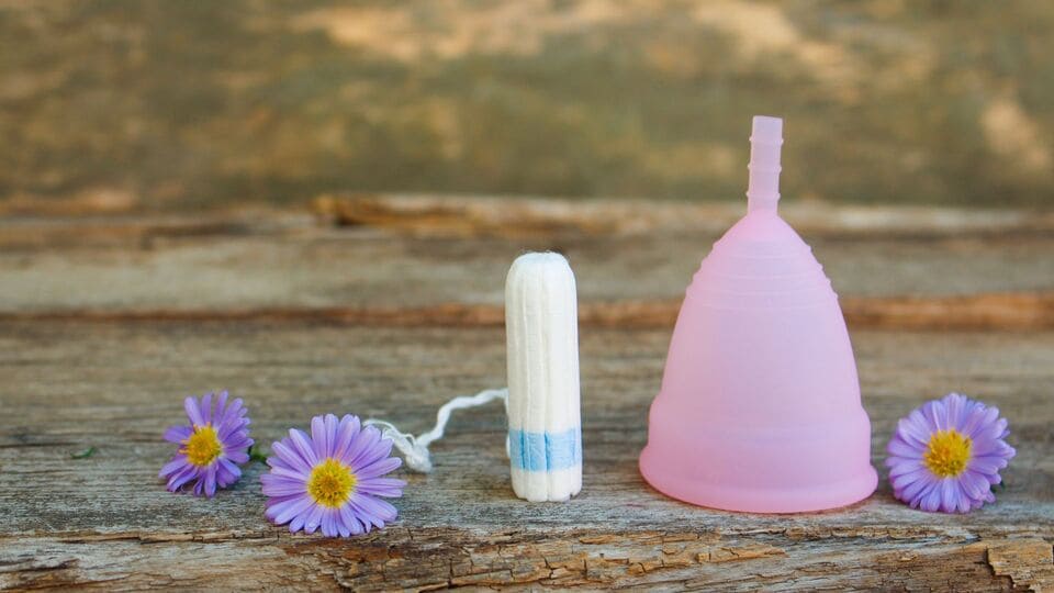 Productos de higiene íntima femenina reutilizables y desechables.